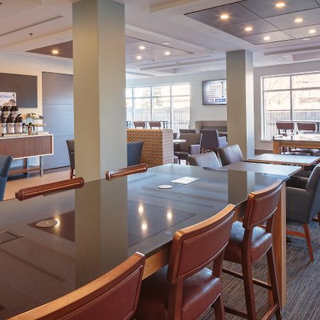 Holiday Inn Express & Suites - Belleville By Ihg Bagian luar foto