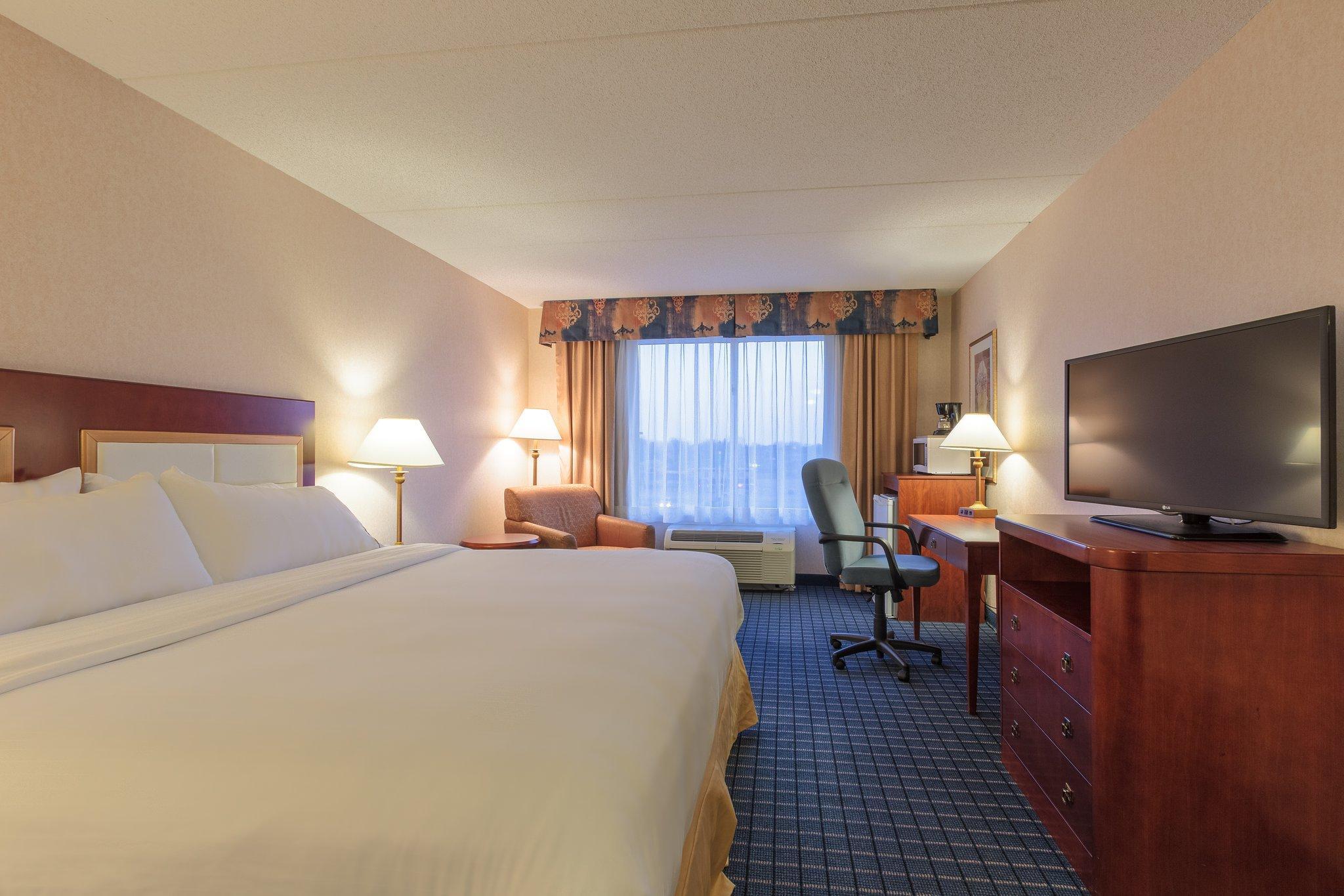 Holiday Inn Express & Suites - Belleville By Ihg Bagian luar foto