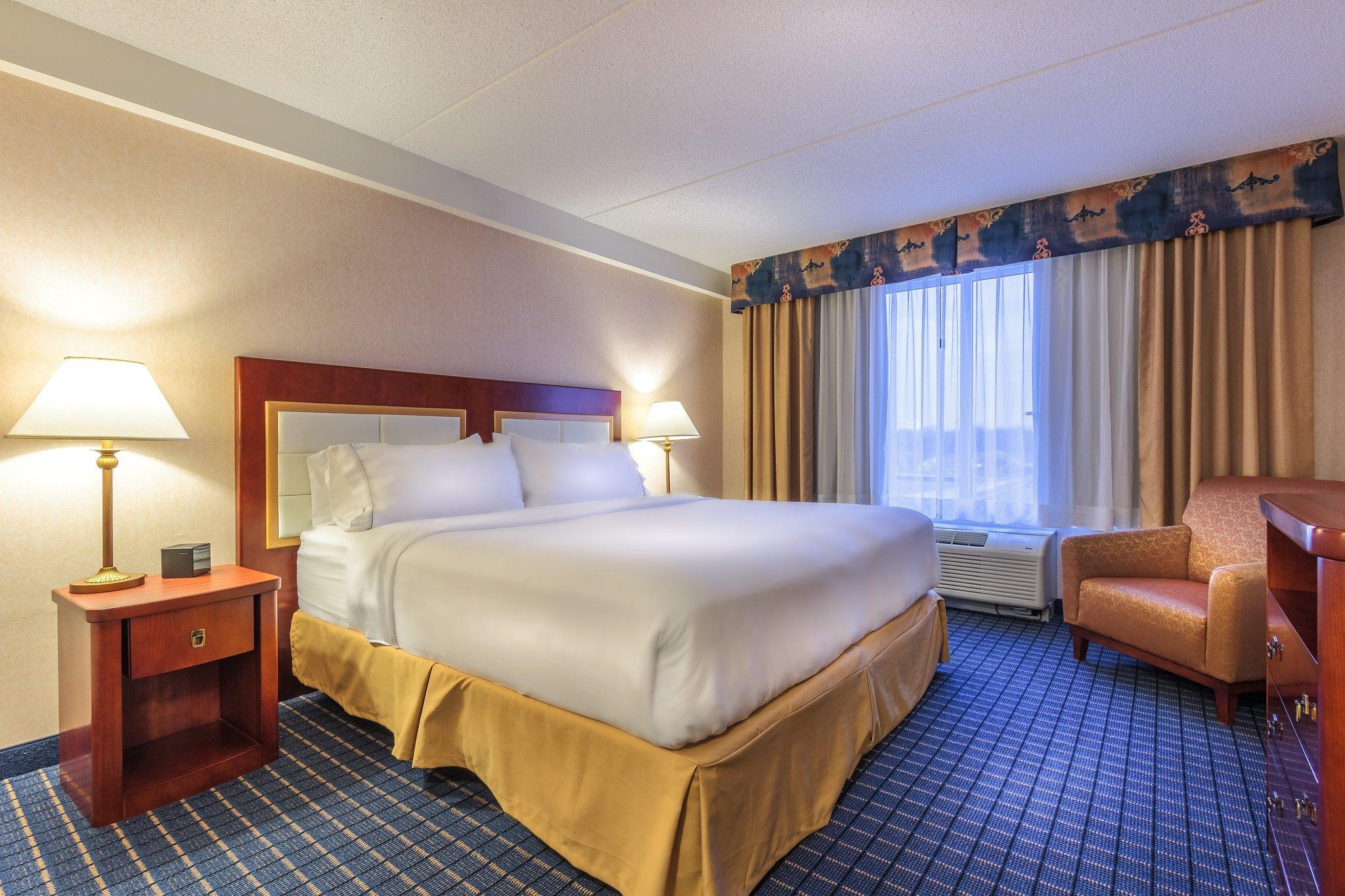 Holiday Inn Express & Suites - Belleville By Ihg Bagian luar foto