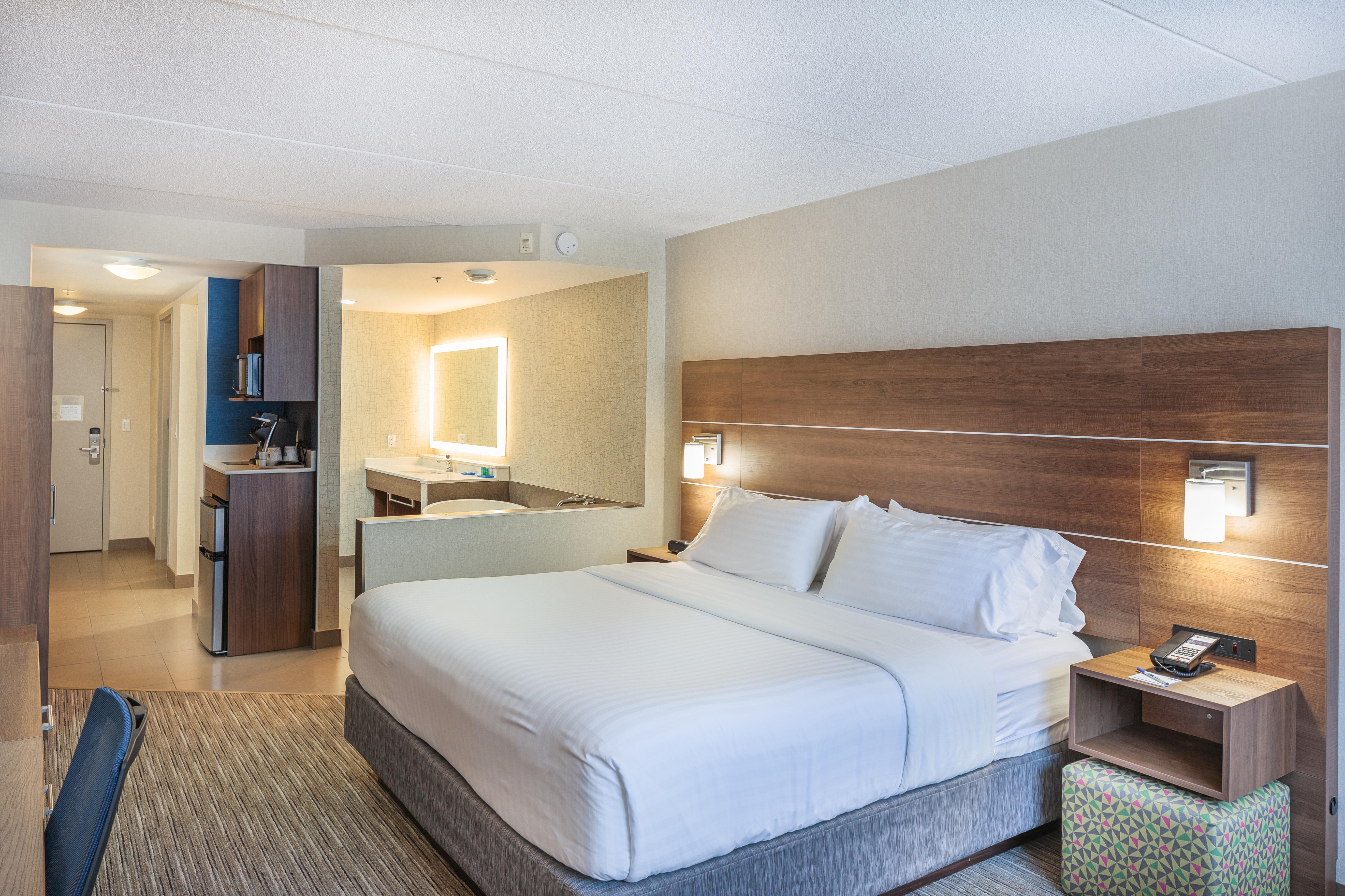 Holiday Inn Express & Suites - Belleville By Ihg Bagian luar foto