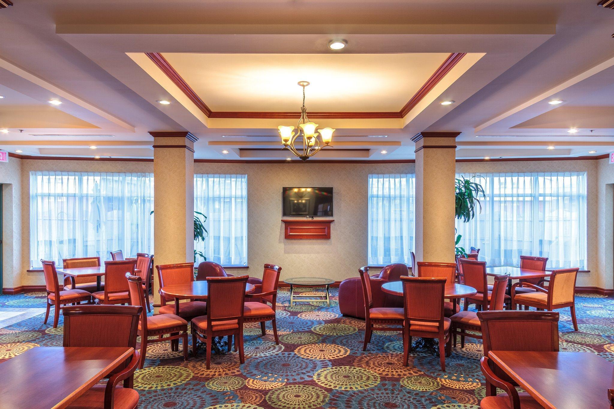 Holiday Inn Express & Suites - Belleville By Ihg Bagian luar foto