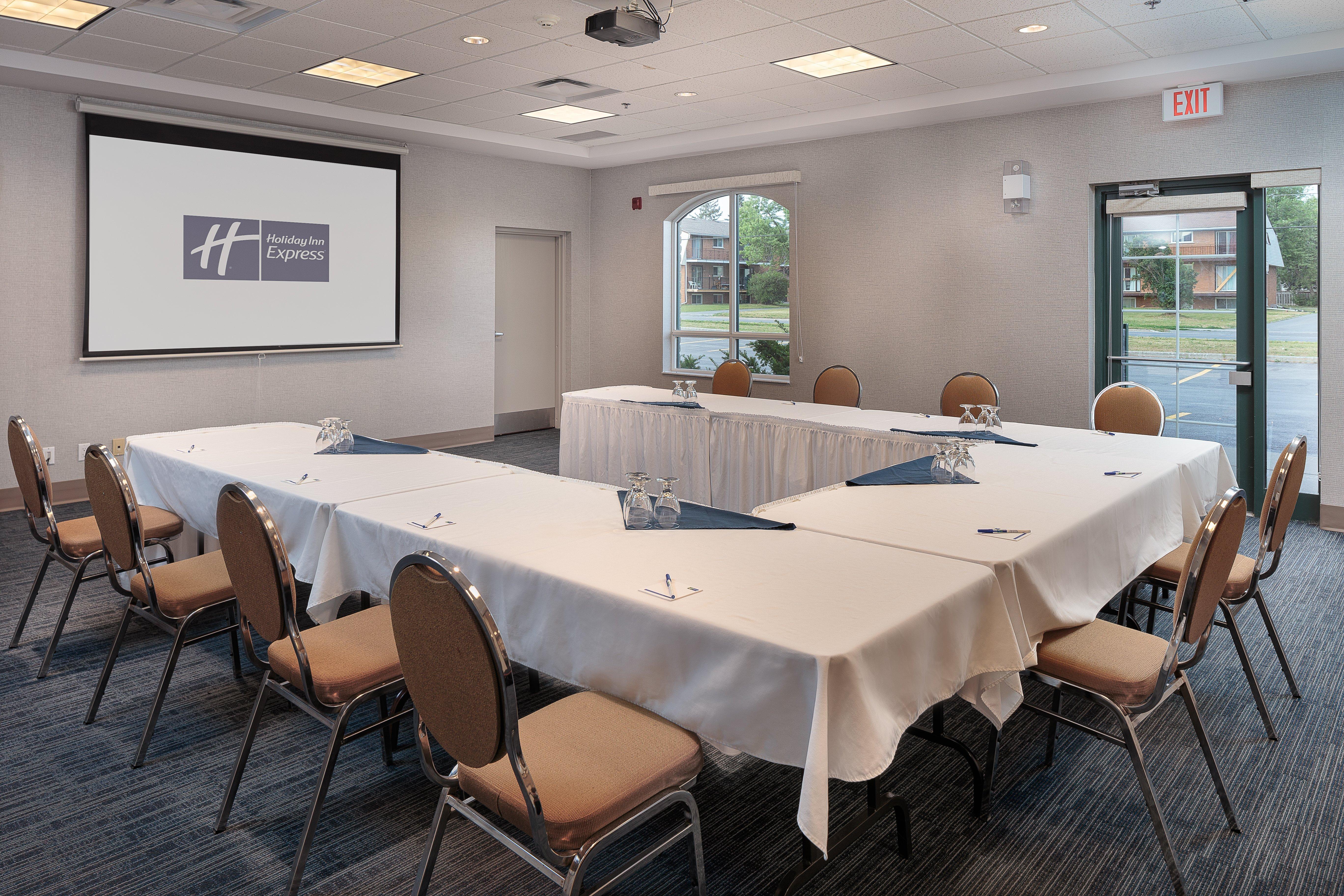 Holiday Inn Express & Suites - Belleville By Ihg Bagian luar foto