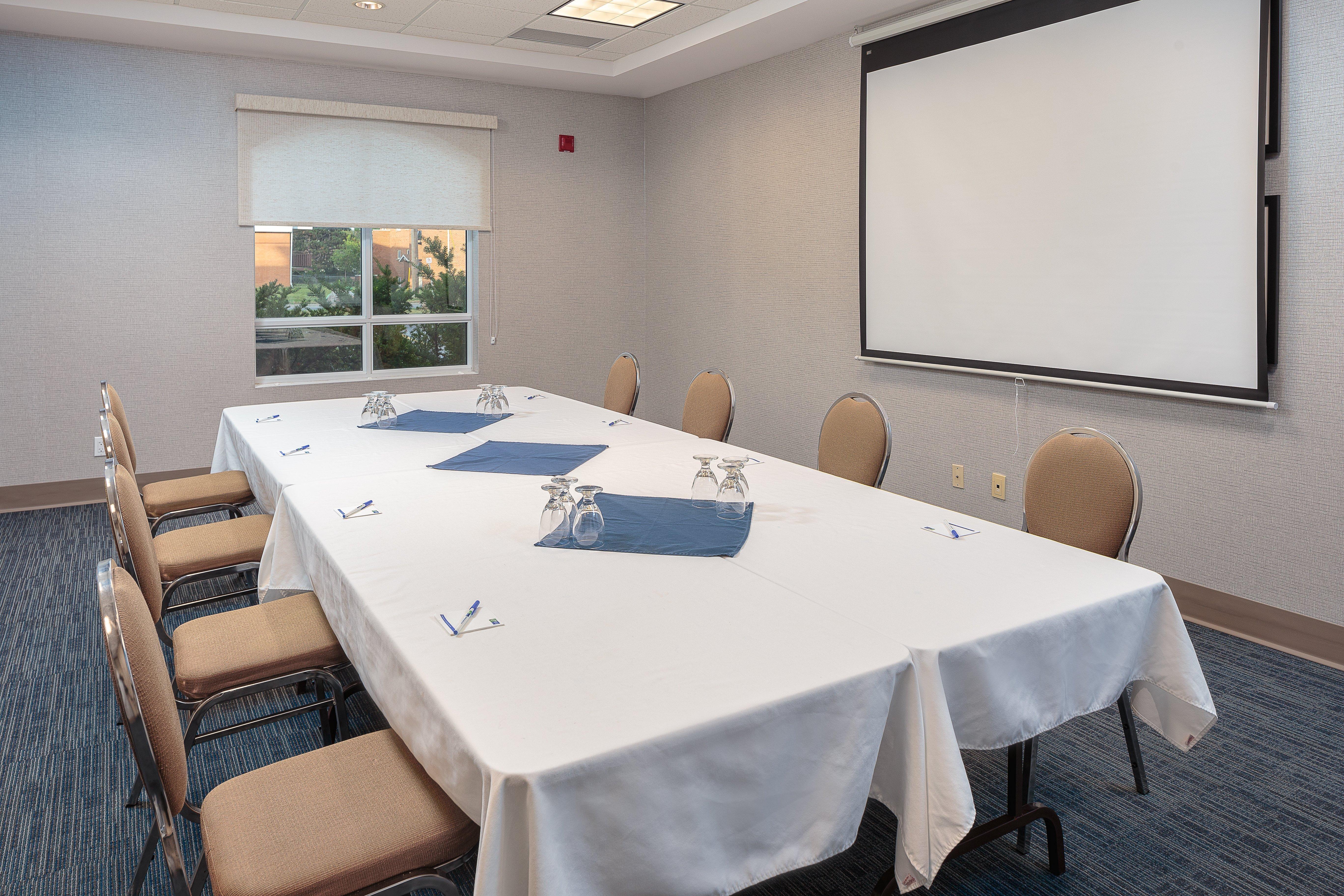 Holiday Inn Express & Suites - Belleville By Ihg Bagian luar foto