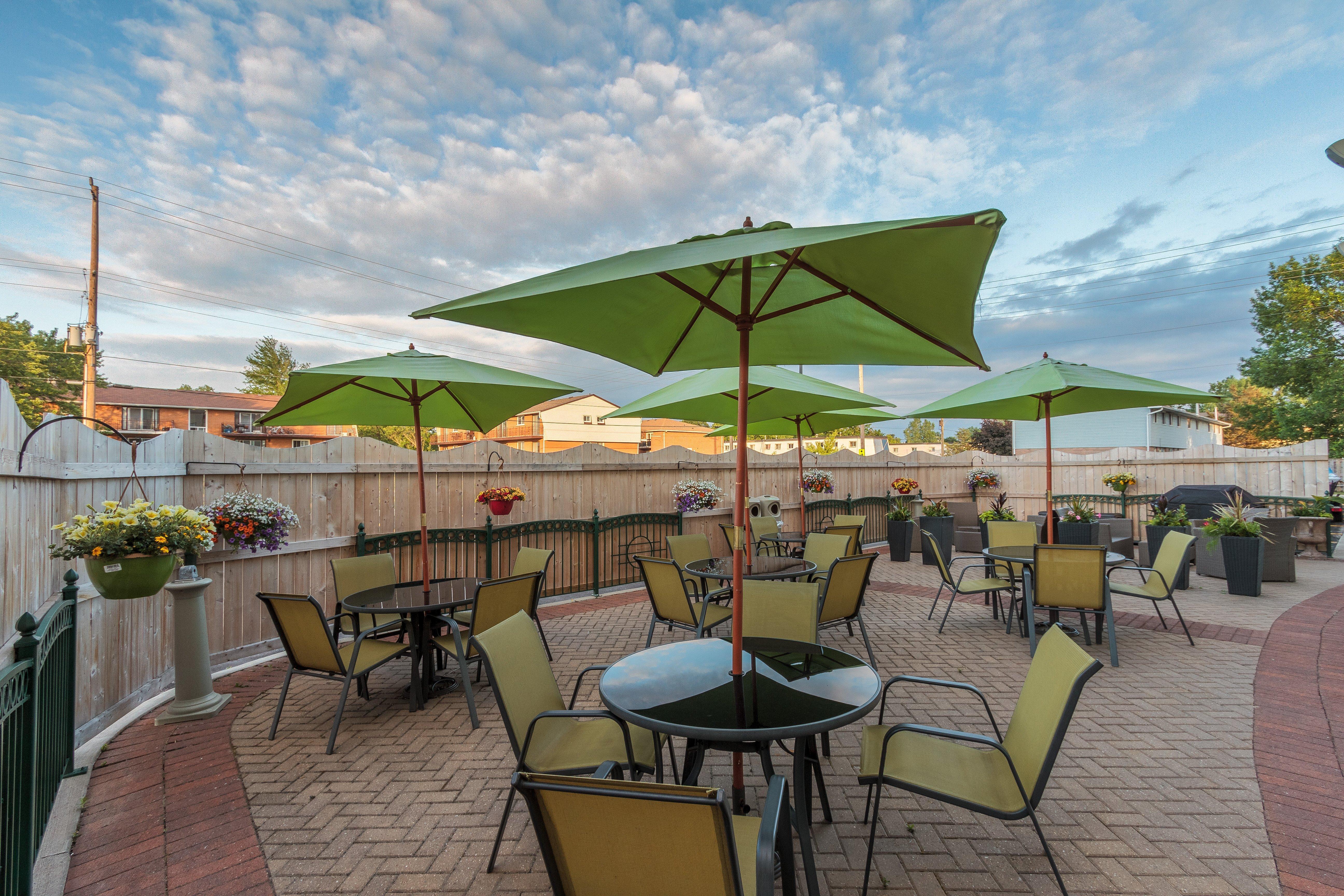 Holiday Inn Express & Suites - Belleville By Ihg Bagian luar foto