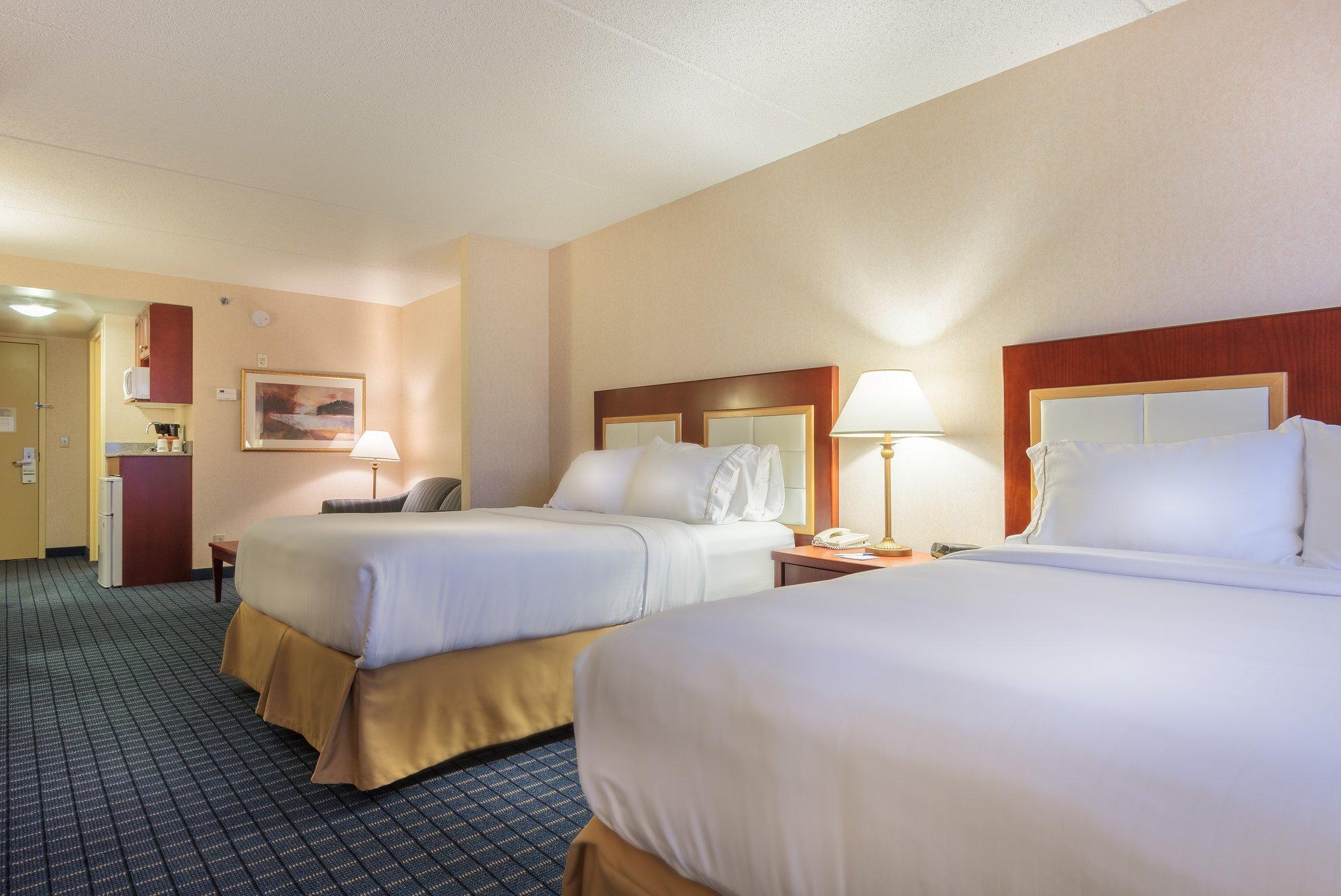 Holiday Inn Express & Suites - Belleville By Ihg Bagian luar foto