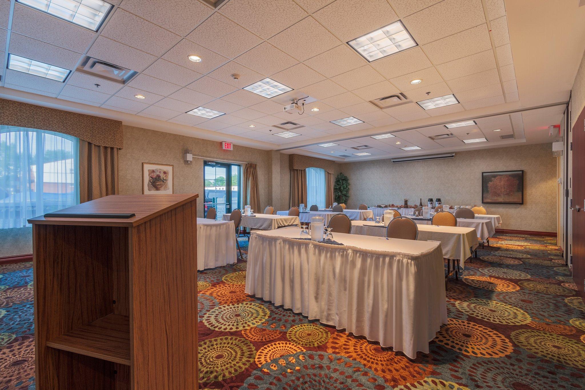 Holiday Inn Express & Suites - Belleville By Ihg Bagian luar foto
