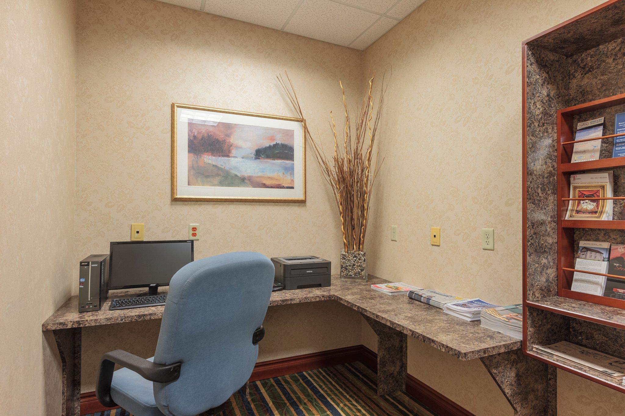 Holiday Inn Express & Suites - Belleville By Ihg Bagian luar foto