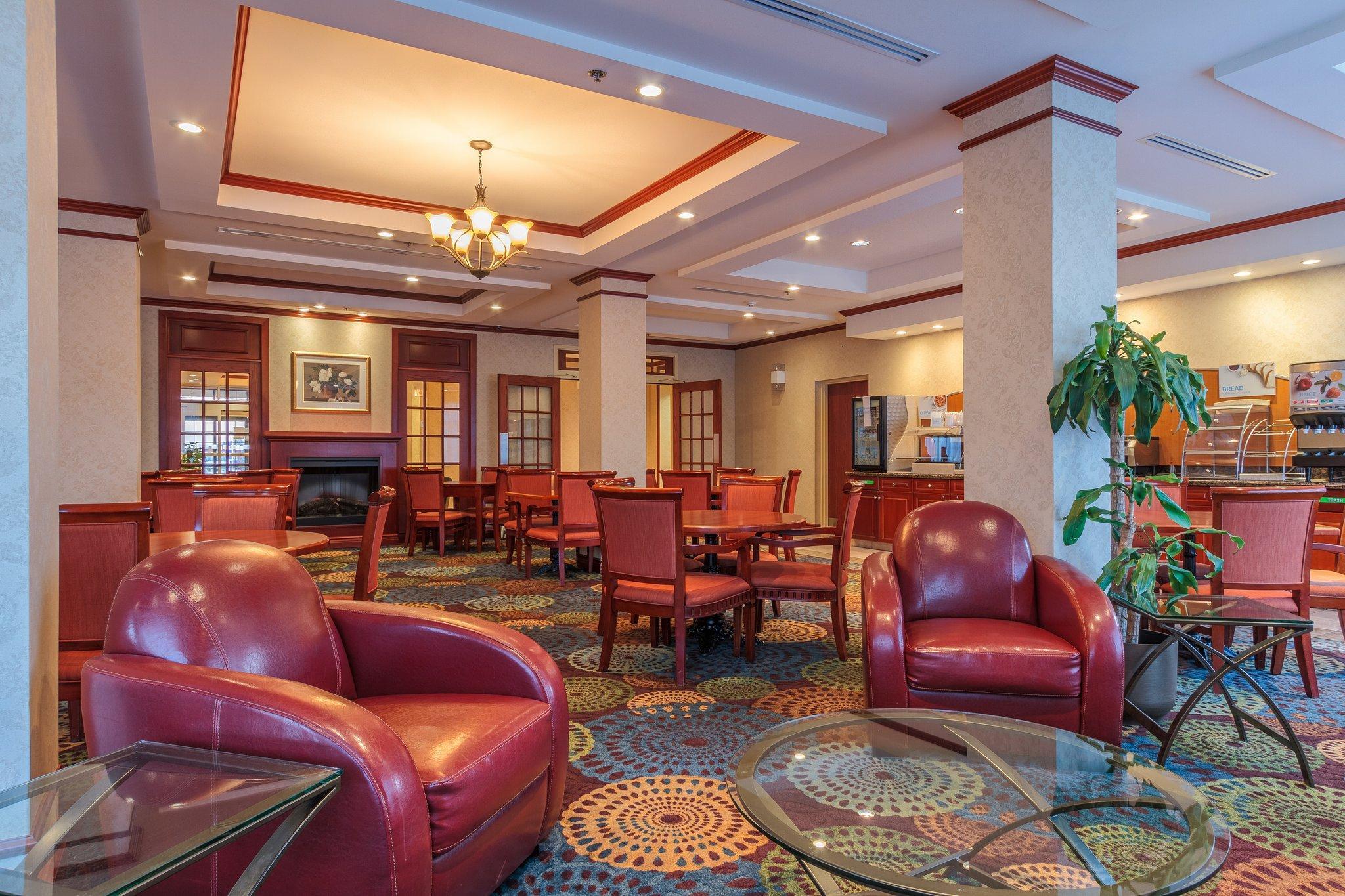 Holiday Inn Express & Suites - Belleville By Ihg Bagian luar foto