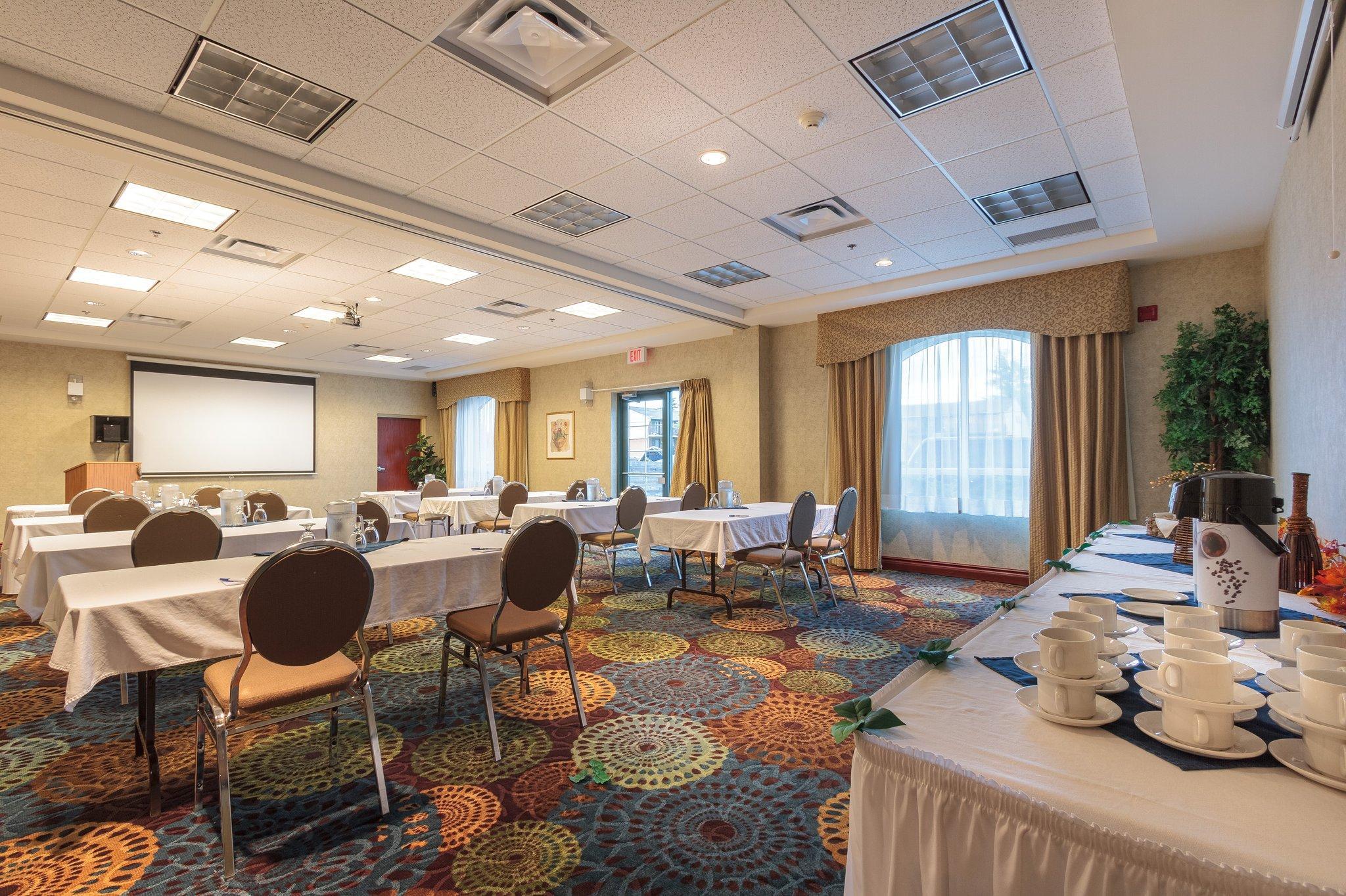 Holiday Inn Express & Suites - Belleville By Ihg Bagian luar foto