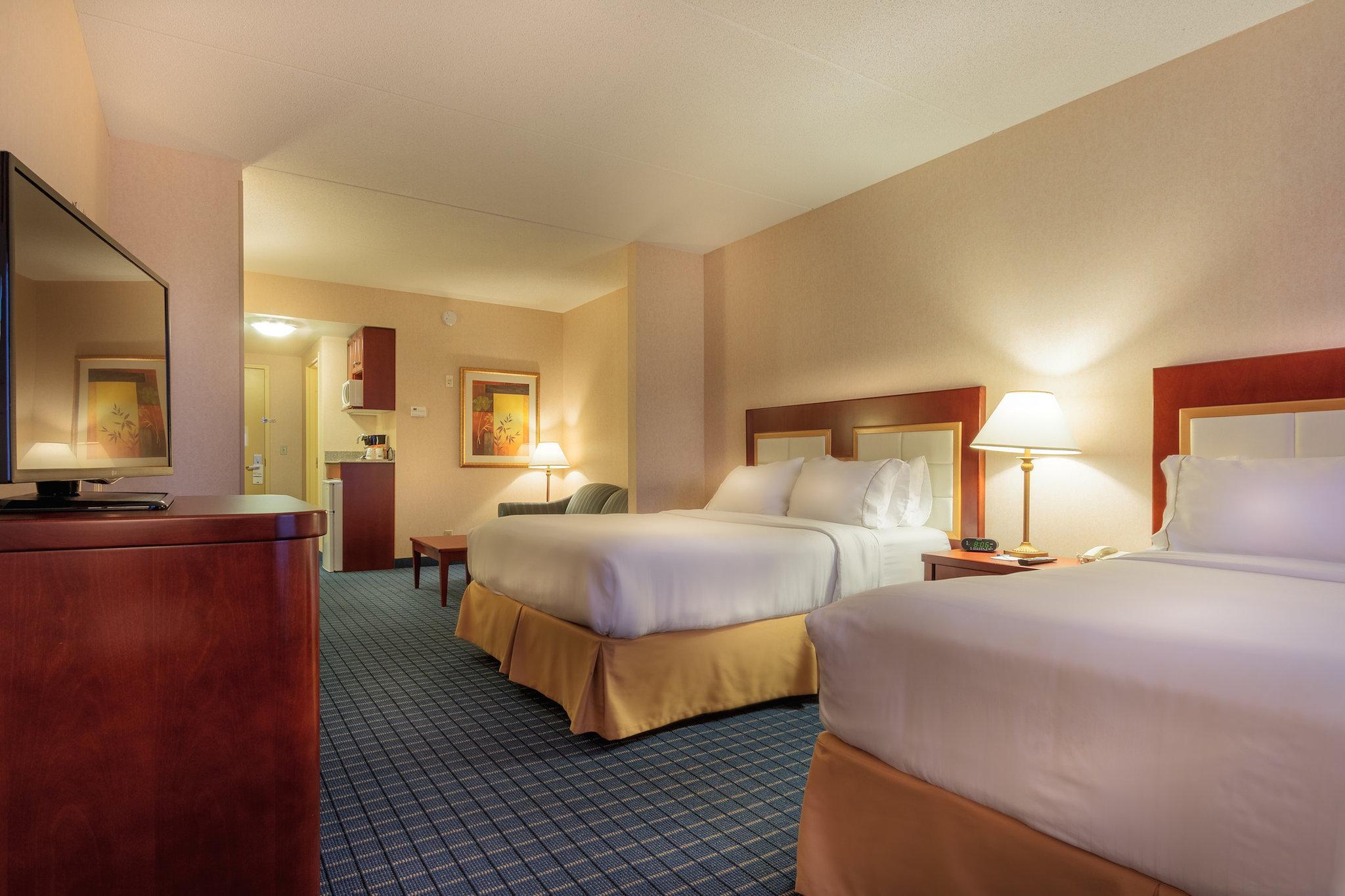 Holiday Inn Express & Suites - Belleville By Ihg Bagian luar foto