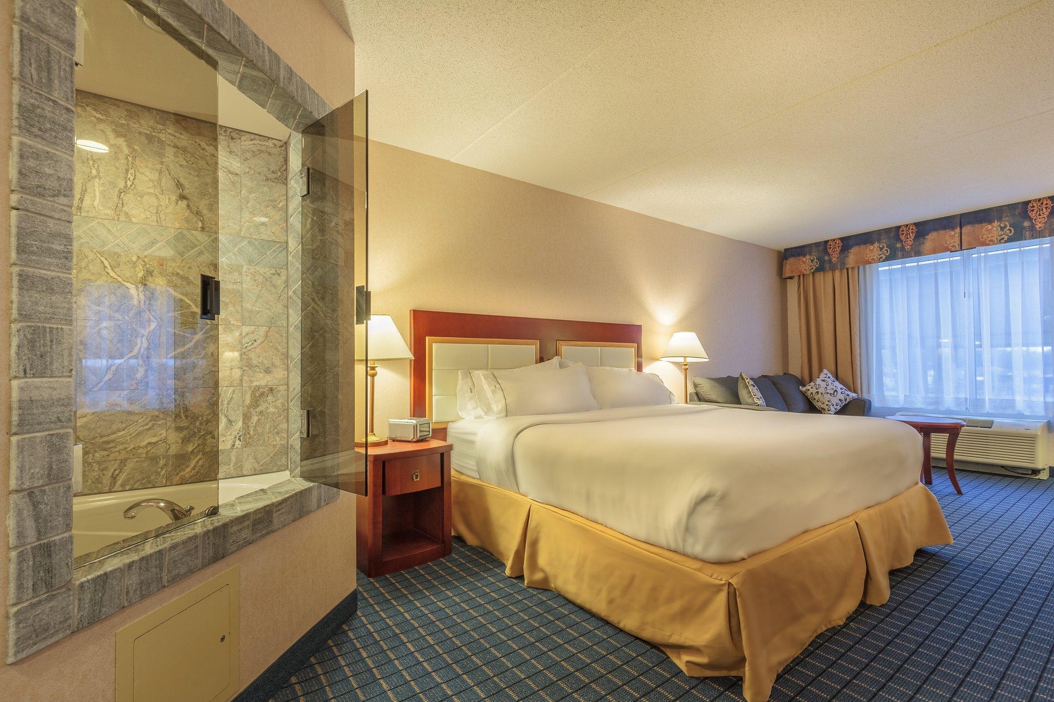 Holiday Inn Express & Suites - Belleville By Ihg Bagian luar foto