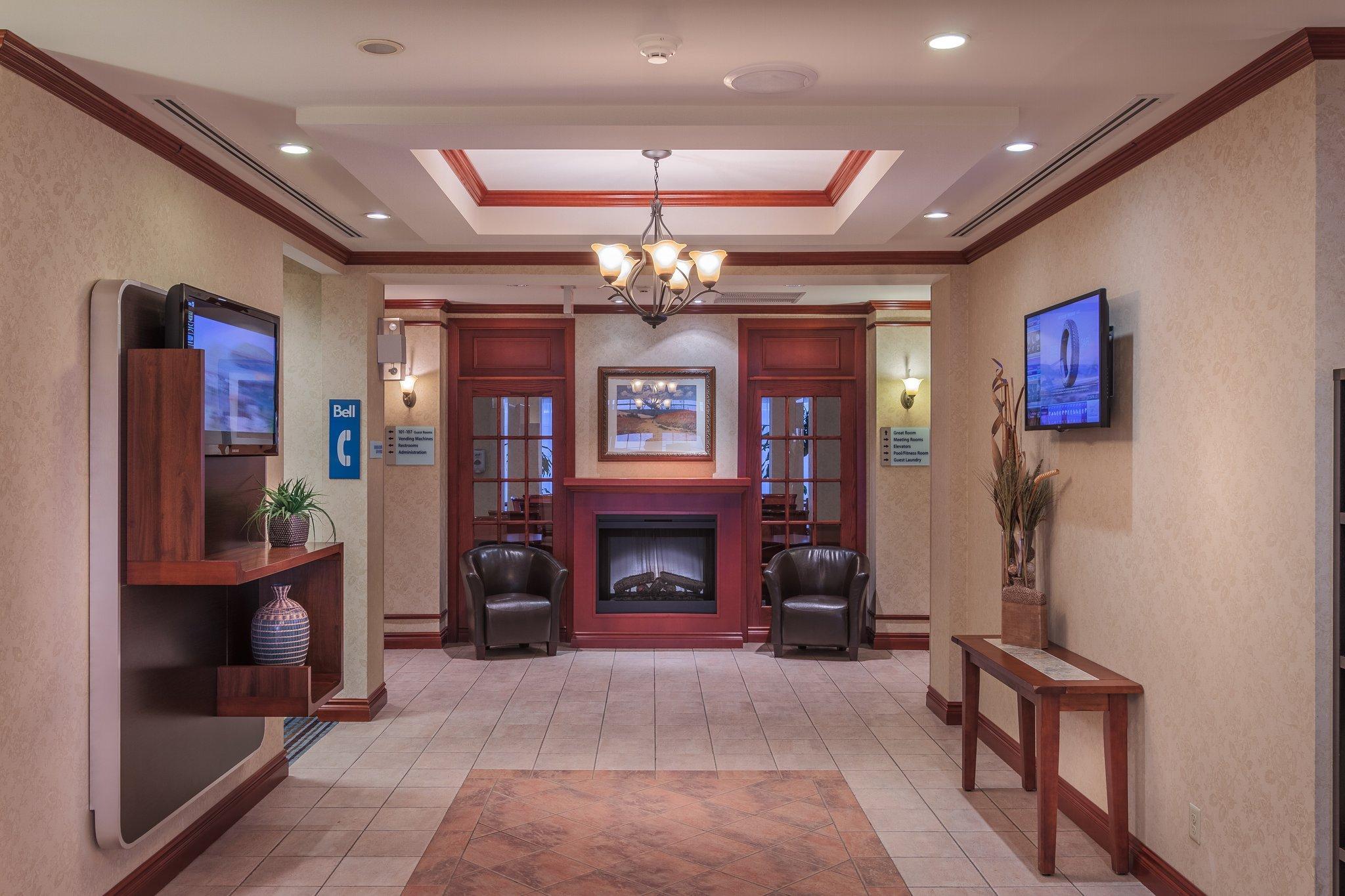 Holiday Inn Express & Suites - Belleville By Ihg Bagian luar foto