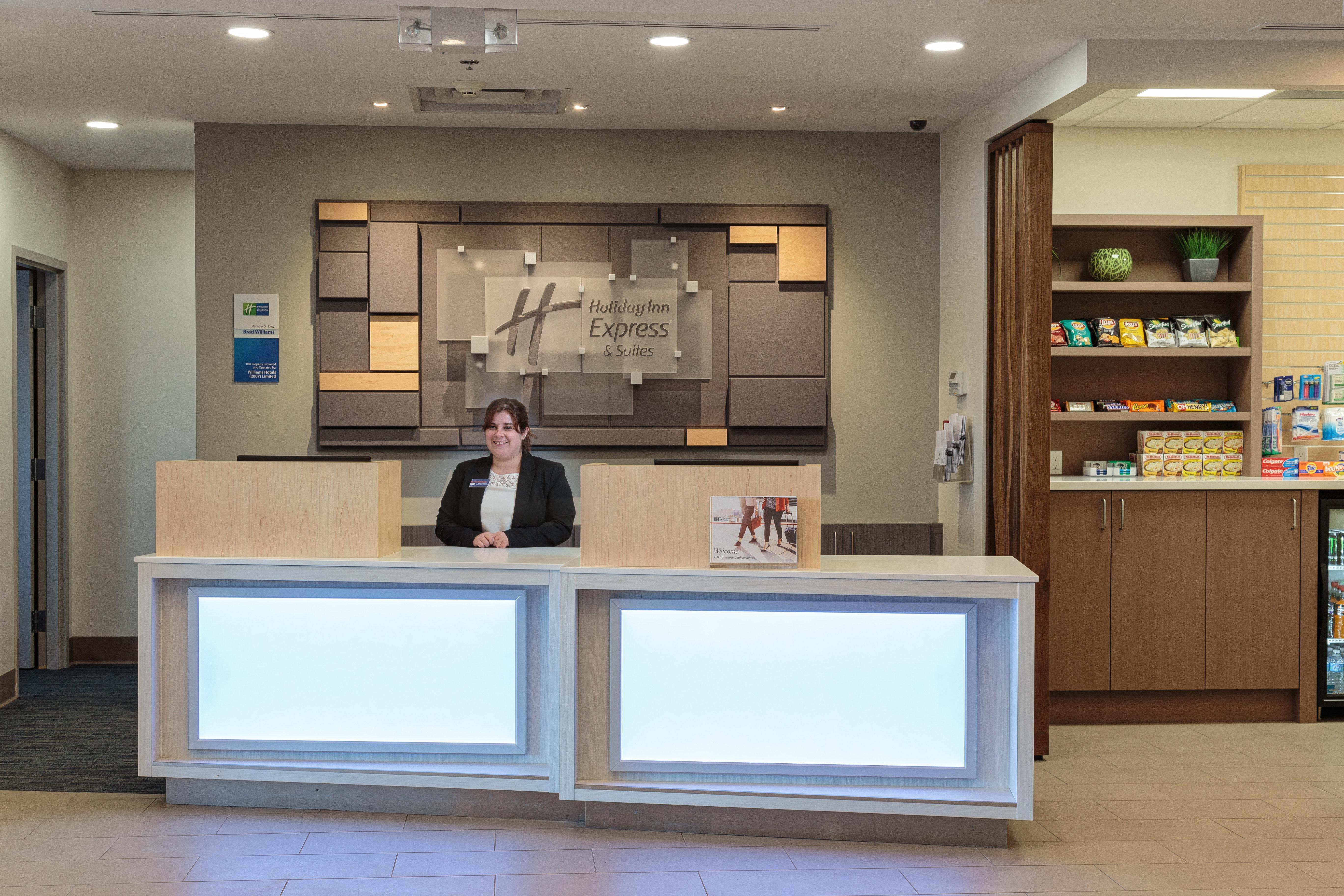 Holiday Inn Express & Suites - Belleville By Ihg Bagian luar foto
