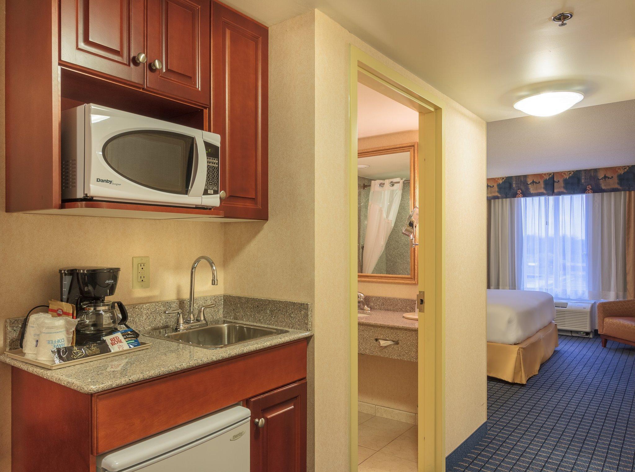Holiday Inn Express & Suites - Belleville By Ihg Bagian luar foto