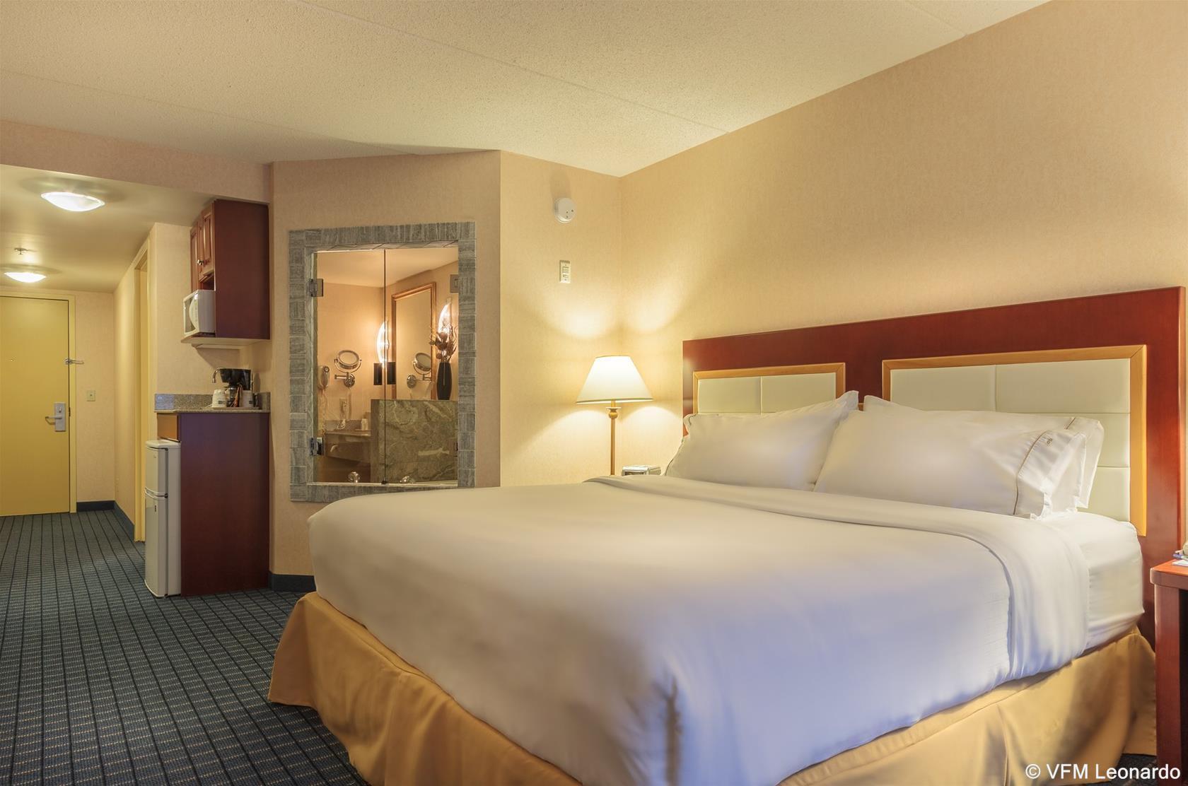 Holiday Inn Express & Suites - Belleville By Ihg Bagian luar foto
