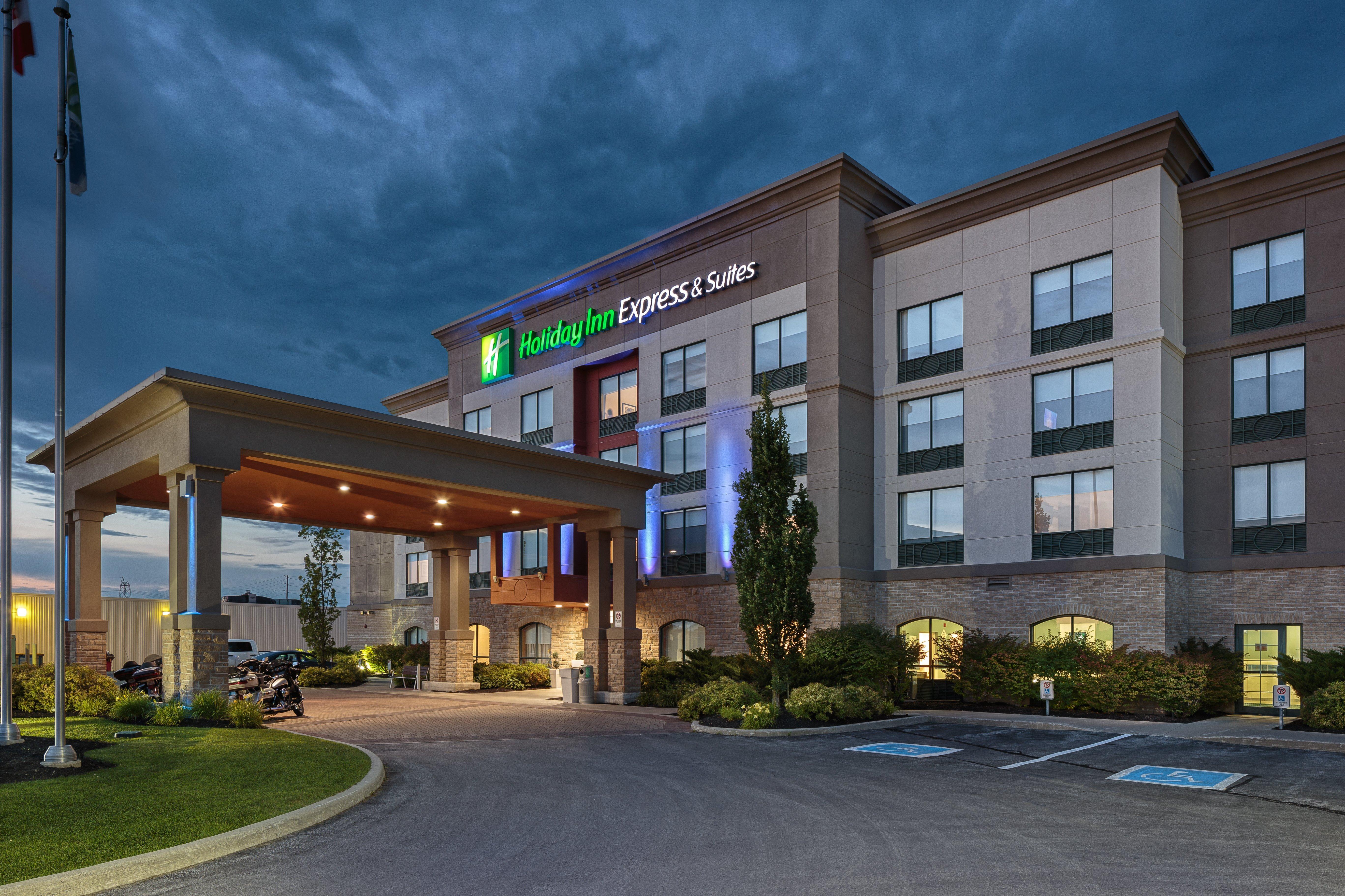 Holiday Inn Express & Suites - Belleville By Ihg Bagian luar foto