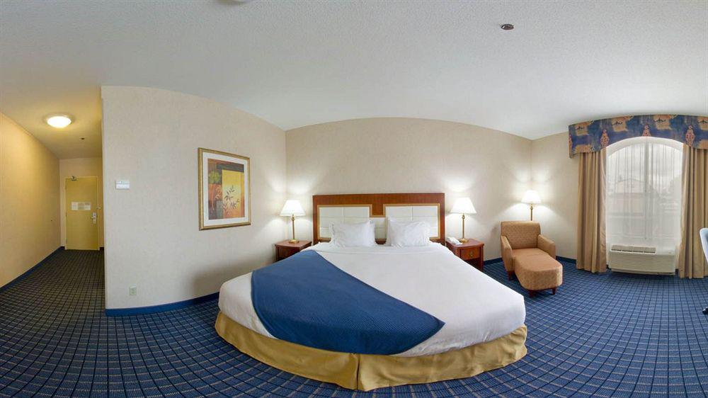 Holiday Inn Express & Suites - Belleville By Ihg Bagian luar foto