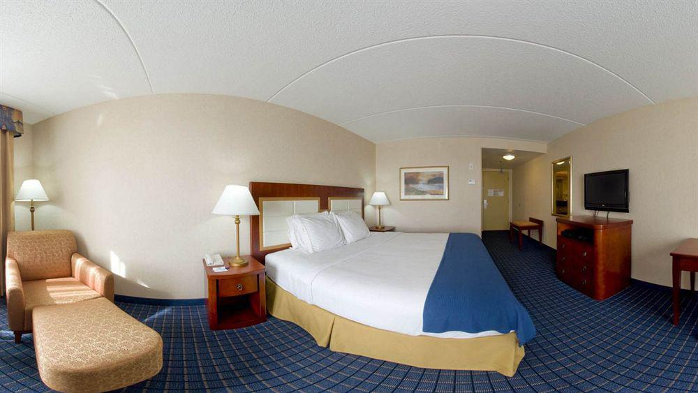 Holiday Inn Express & Suites - Belleville By Ihg Bagian luar foto